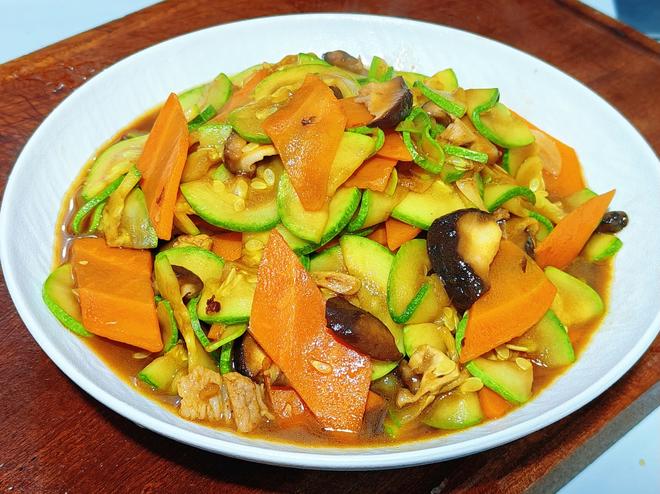 香菇肉片炒西葫芦