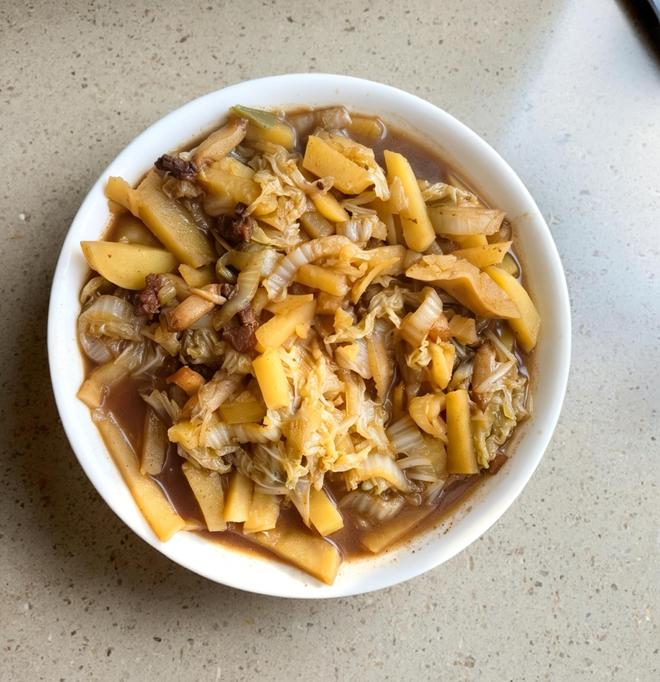东北土豆炖白菜·五花肉炖煮